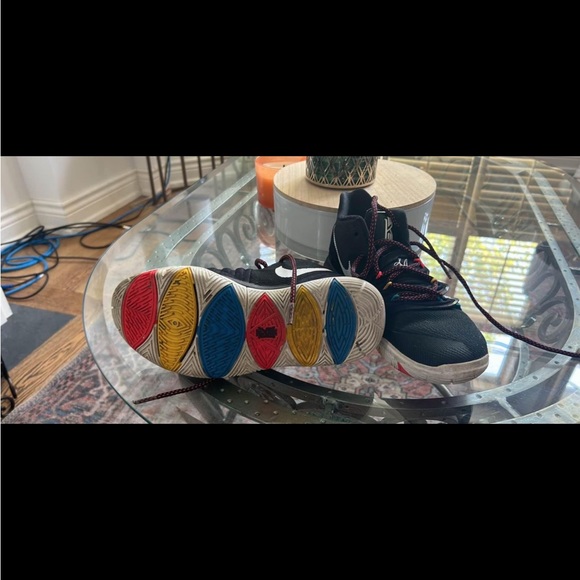 Nike Kyrie - Picture 6 of 8